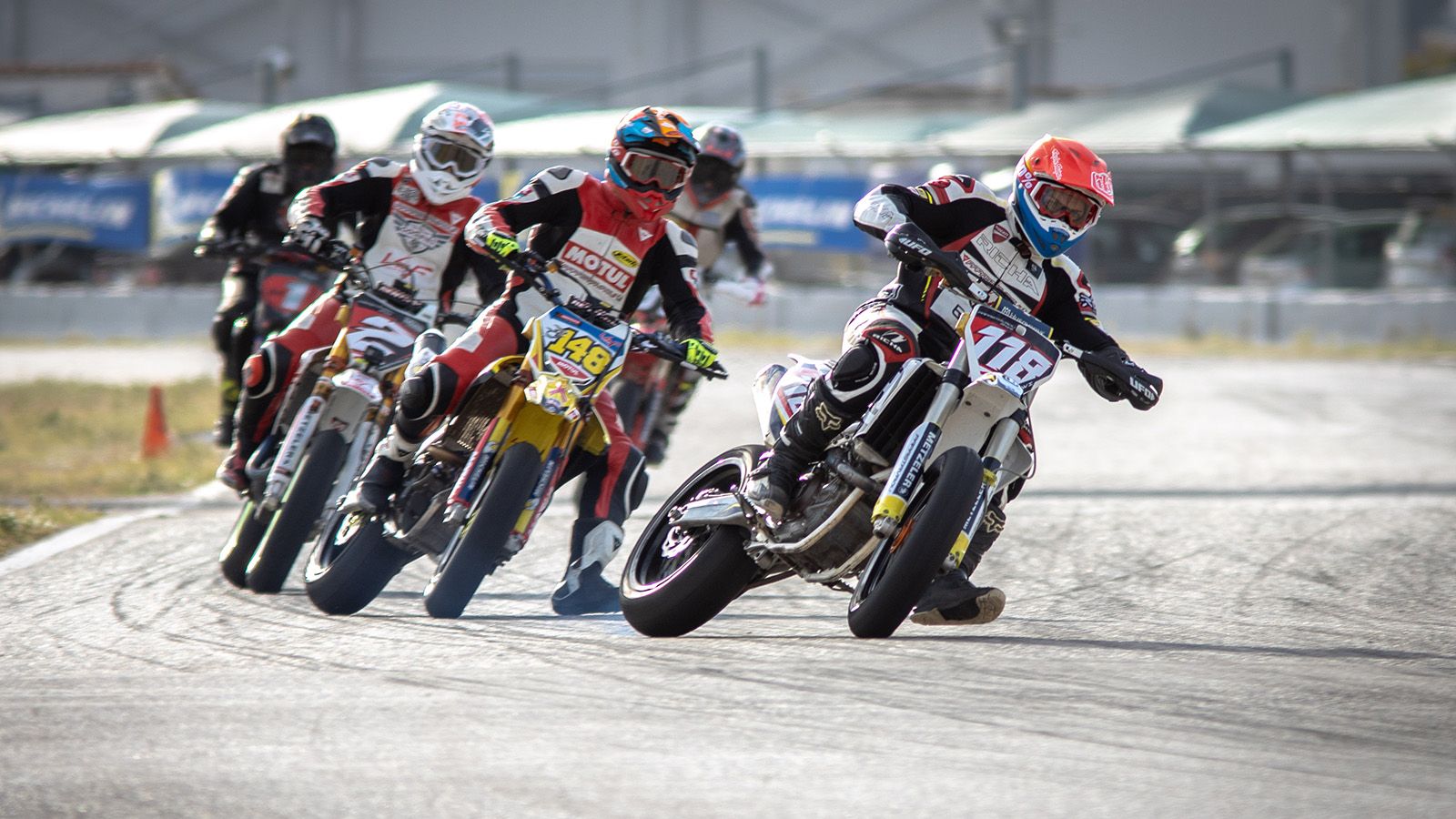 Ακρατο θέαμα προσέφεραν και πάλι οι αγώνες της κατηγορίας Supermoto. 