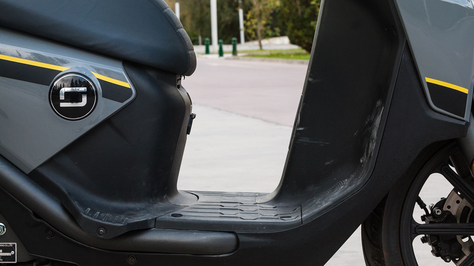 Το επίπεδο πάτωμα διευκολύνει το ανέβα-κατέβα του αναβάτη, ενώ μπορεί να χρησιμοποιηθεί και στη μεταφορά πραγμάτων. 