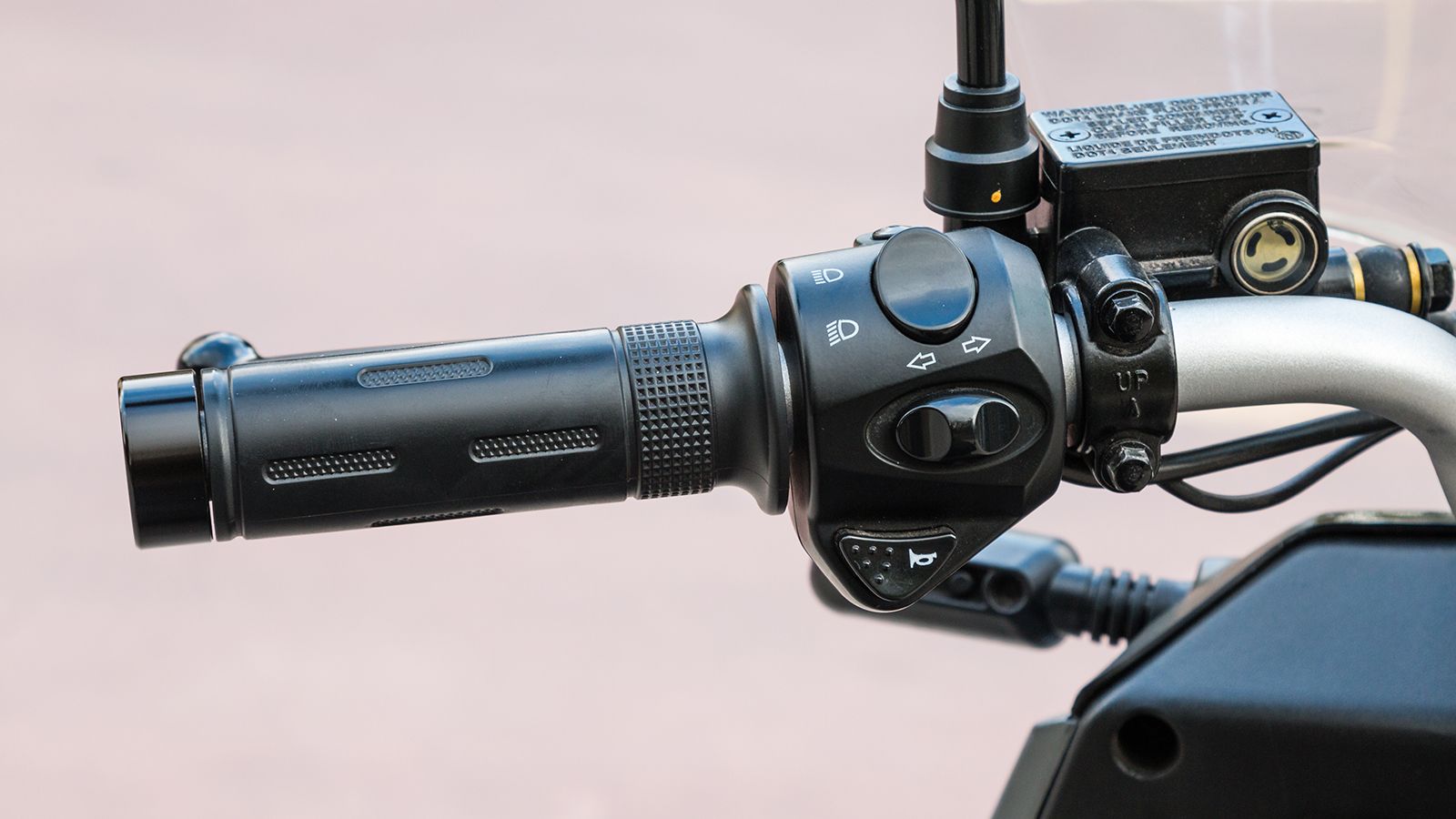 Οι διακόπτες έχουν την κλασική διάταξη με τη δεξιά χειρολαβή να φέρει το διακόπτη για την επιλογή των προγραμμάτων οδήγησης και του κουμπί της όπισθεν