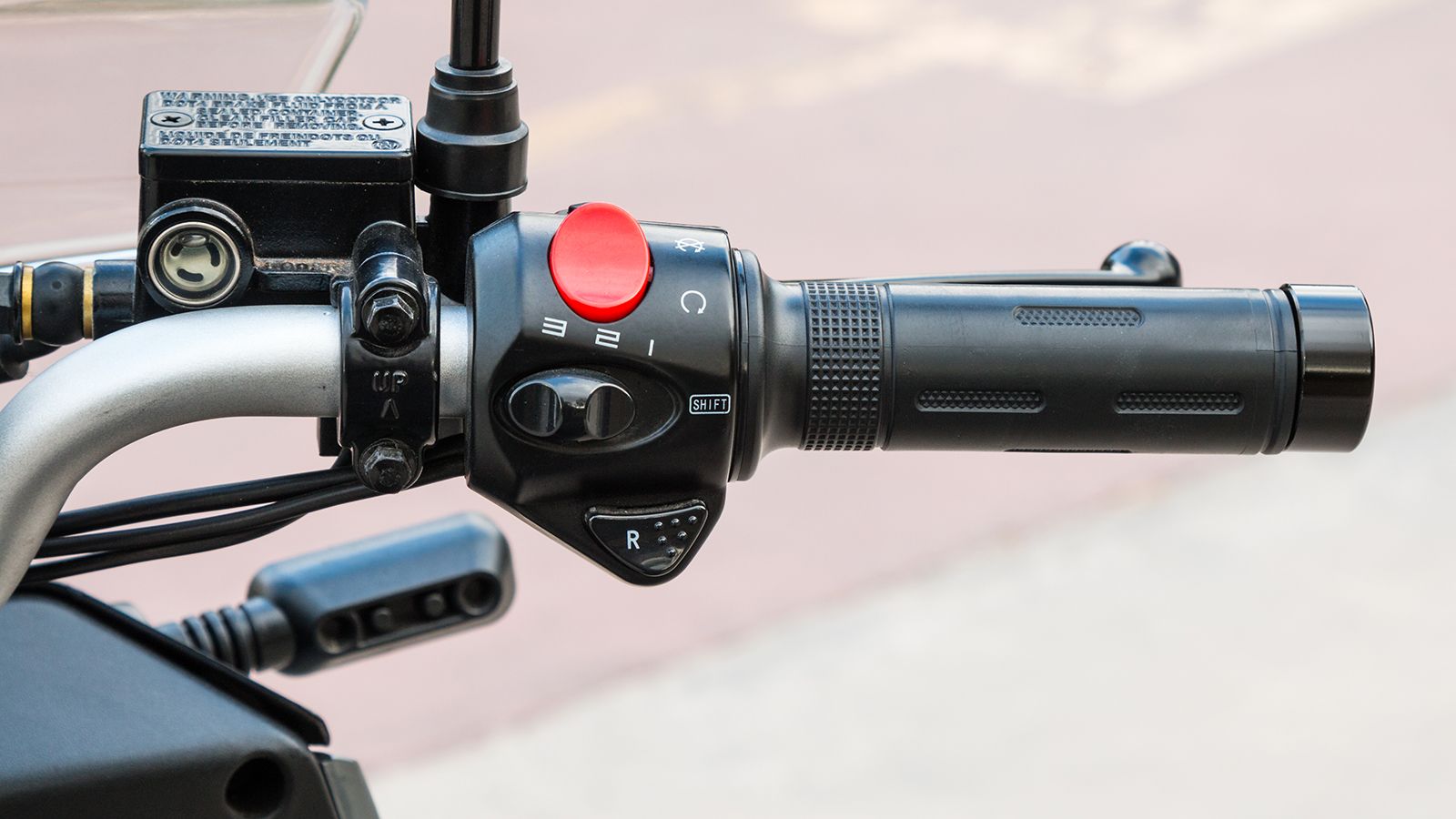 Οι διακόπτες έχουν την κλασική διάταξη με τη δεξιά χειρολαβή να φέρει το διακόπτη για την επιλογή των προγραμμάτων οδήγησης και του κουμπί της όπισθεν