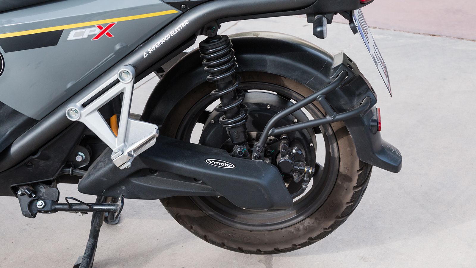 Ο ηλεκτρικός κινητήρας παρέχει ισχύς 4800 Watt ή αλλιώς 5,4 ίππων και εξαιρετική ροπή εκκίνησης 17,4 Kg-m. Διαθέτει τρία mode οδήγησης και μπορεί να φ