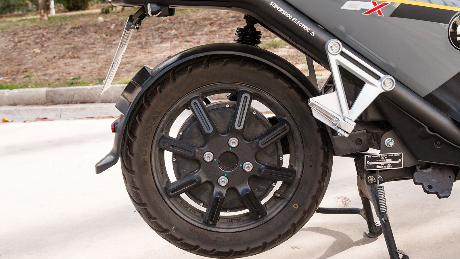 Η ζάντα αφαιρείται πανεύκολα, μέσω ενός έξυπνου συστήματος, μέσα σε μερικά δευτερόλεπτα, κι έτσι για πρώτη φορά σε σκούτερ η αλλαγή ελαστικού γίνεται 