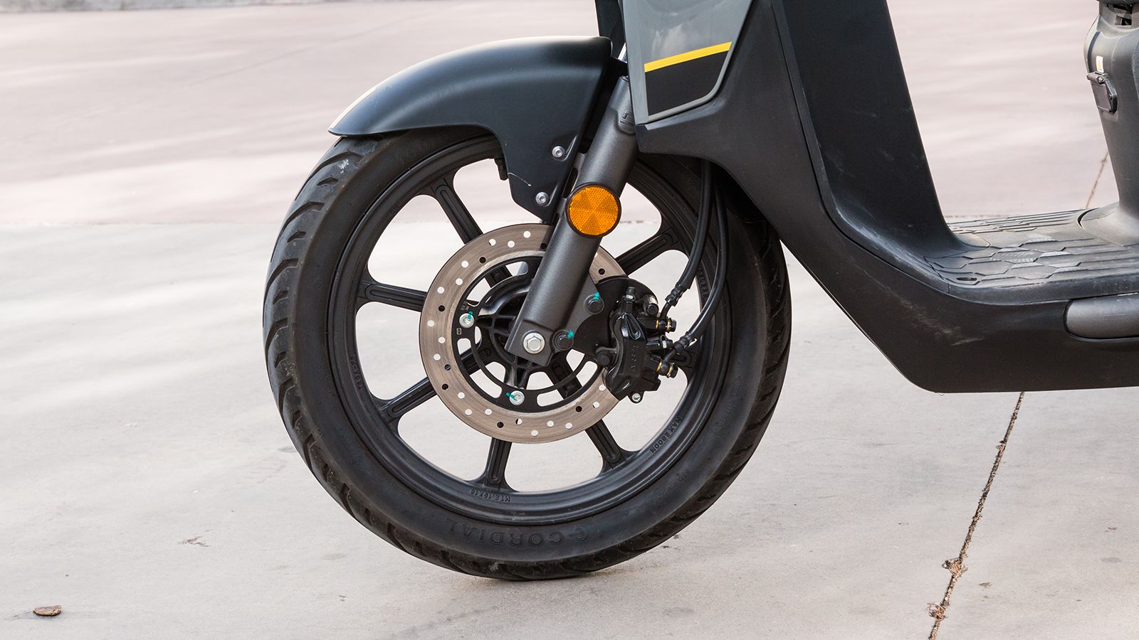 Ο 16αρης τροχός συνεισφέρει τα μέγιστα στη πρόσφυση και τη σταθερότητα του CPX. Τα φρένα διαθέτουν σύστημα συνδυασμένης πέδησης CBS για μεγαλύτερη ασφ