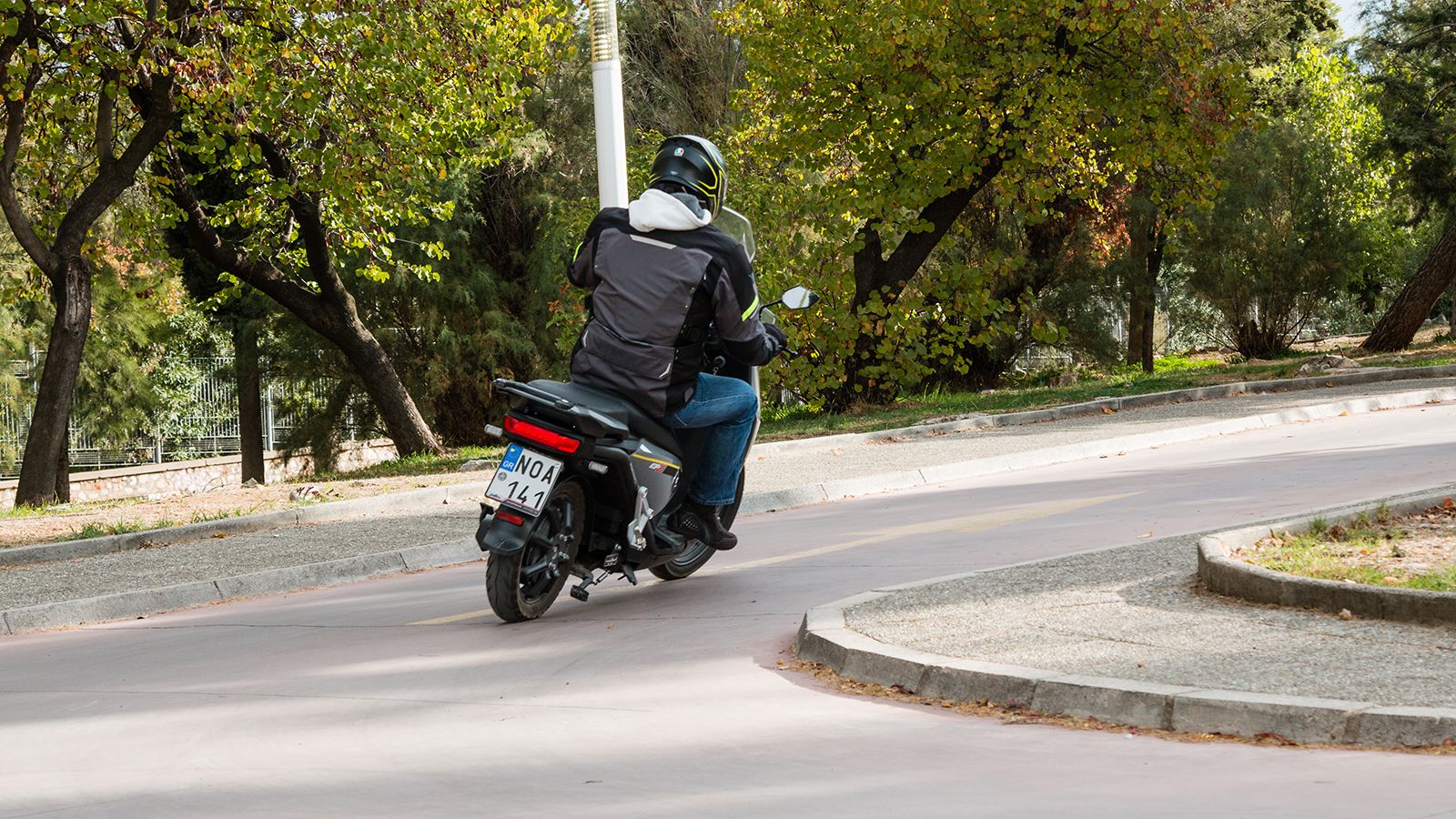 Οδηγώντας, το Super Soco παραπέμπει σε μοντέλο 125 κυβικών αντί σε ηλεκτροκίνητο scooter. 