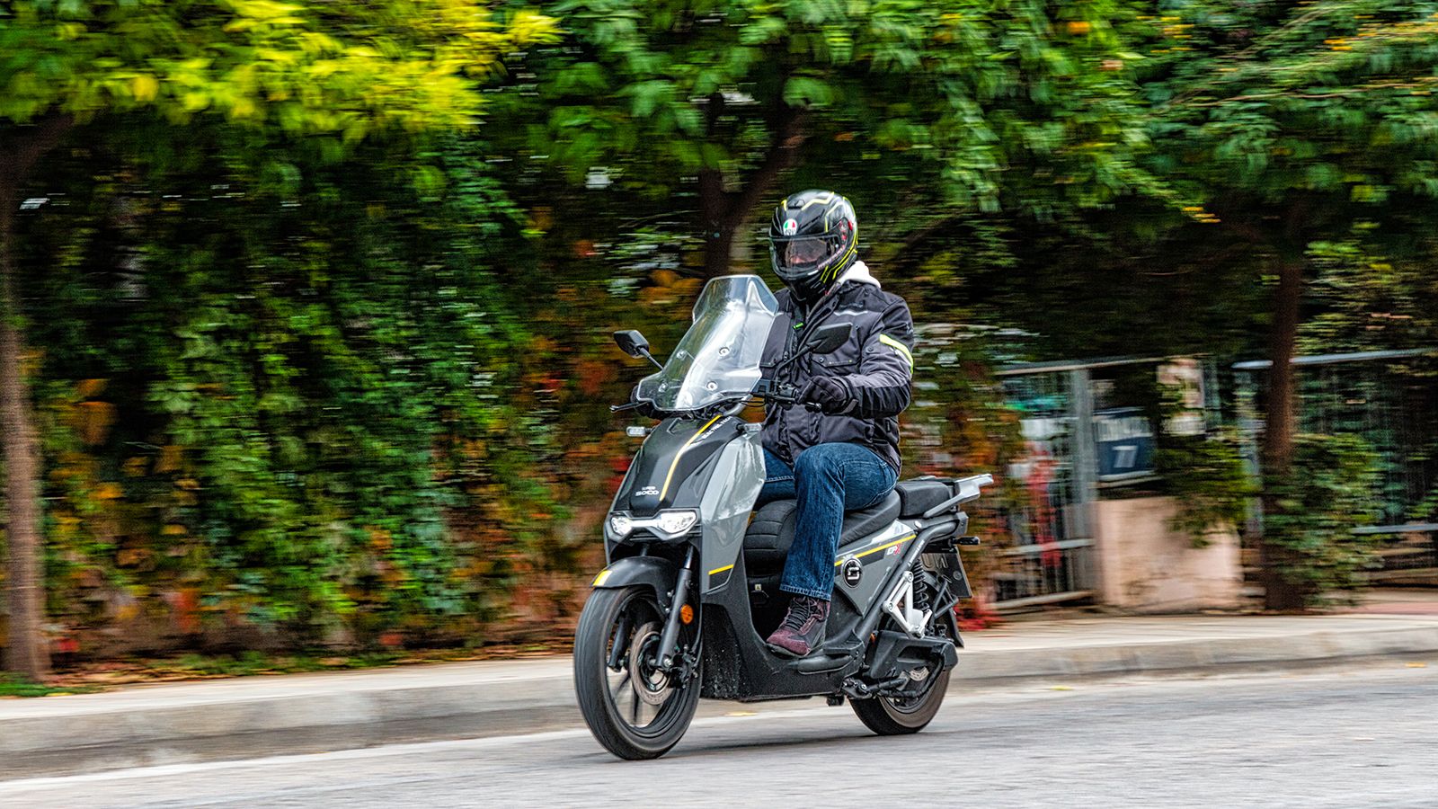 Οδηγώντας, το Super Soco παραπέμπει σε μοντέλο 125 κυβικών αντί σε ηλεκτροκίνητο scooter. 