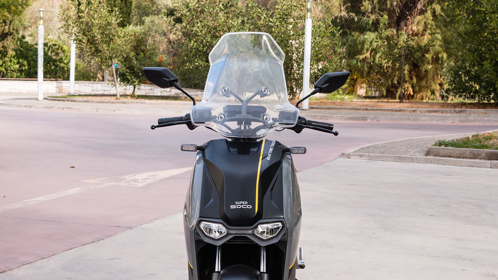 Ο μοντέρνος εμπρός διπλός προβολέας με τα ενσωματωμένα φώτα ημέρας μαζί με το πίσω φωτιστικό και τα φλας, έχουν όλα Full LED φωτισμό υψηλής απόδοσης κ