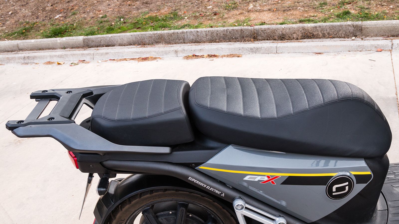 Η σέλα αποτελείται από δύο μακριά και φαρδιά επιμέρους τμήματα τα οποία θα φιλοξενήσουν με άνεση δύο μεγαλόσωμους αναβάτες. Στο πίσω μέρος της ουράς υ