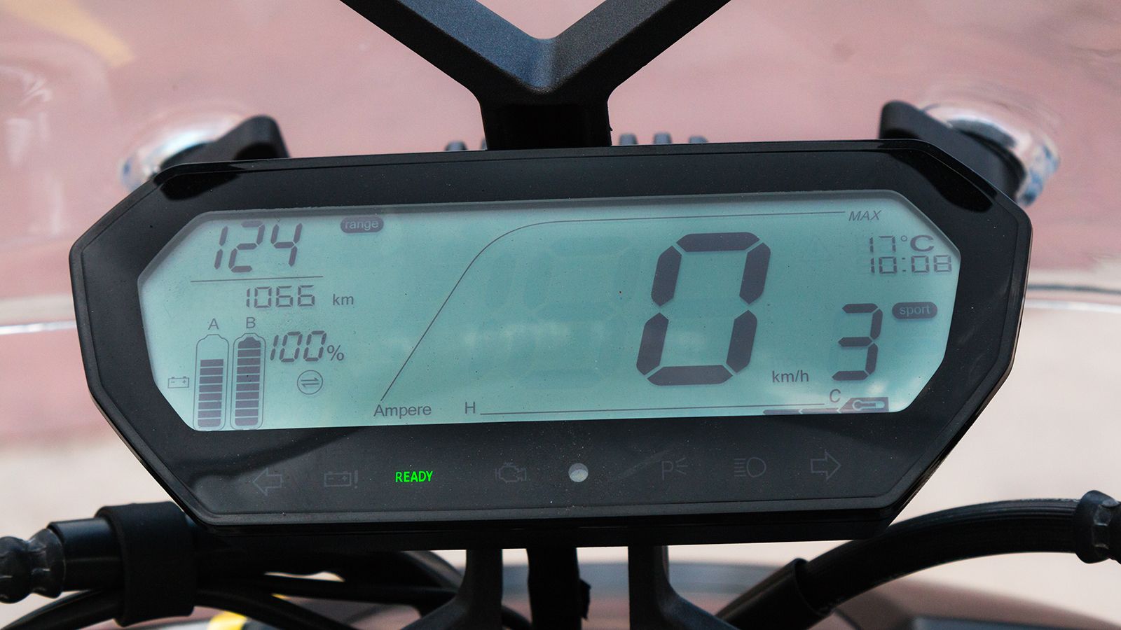 Ο πίνακας οργάνων αποτελείται από μια ψηφιακή LCD οθόνη, η οποία ανάβει αυτόματα όταν ανιχνεύσει, μέσω αισθητήρα, απουσία φωτός. Διαθέτει ενδείξεις γι