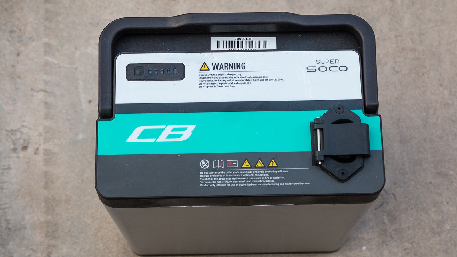 Οι μπαταρίες είναι λιθίου τελευταίας τεχνολογίας 60 Volt / 45 Ah και λειτουργούν παράλληλα, αυξάνοντας τα επίπεδα αυτονομίας Είναι αποσπώμενες ώστε να