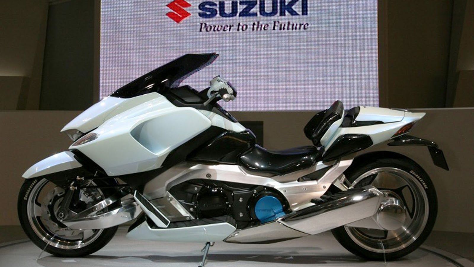 H Suzuki λέει «ναι, αλλά» στην ηλεκτροκίνηση, προς το παρόν.