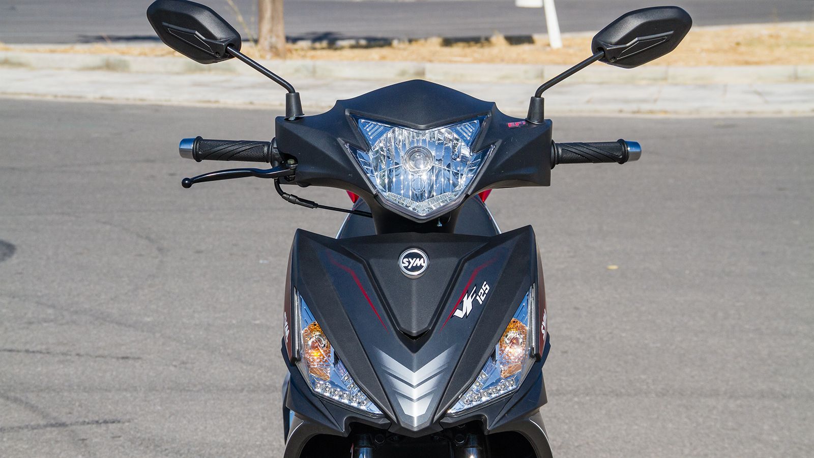 Το VF 125 ενσωματώνει DRL φώτα ημέρας με 9 LED σε κάθε τόξο