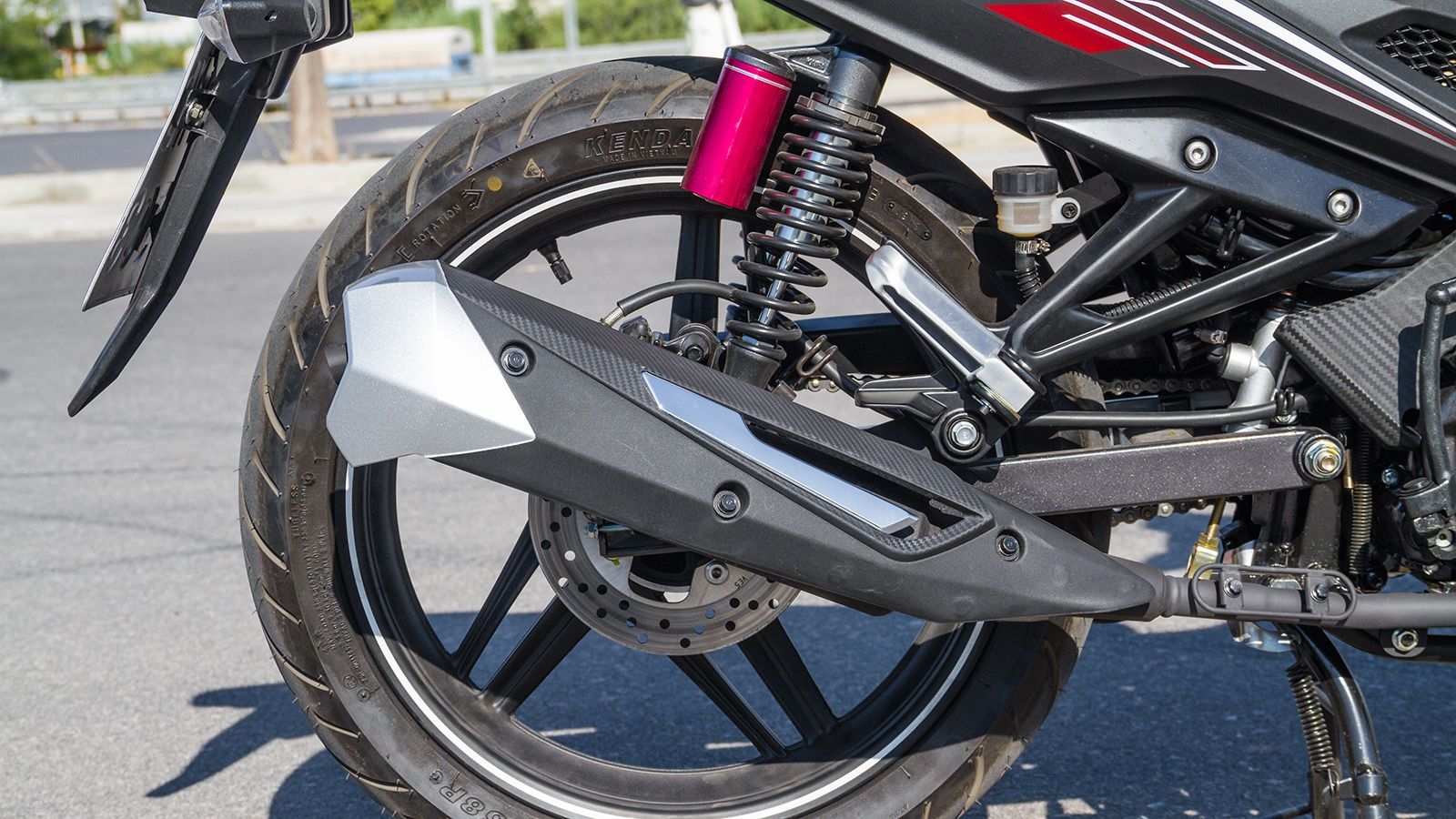 Οδηγικά, οι τροχοί 17 ιντσών προσφέρουν σταθερότητα και καλή κύλιση, με διαστάσεις ελαστικών 120/70 εμπρός και 70/90 πίσω. Οι αναρτήσεις του VF ξεχωρί