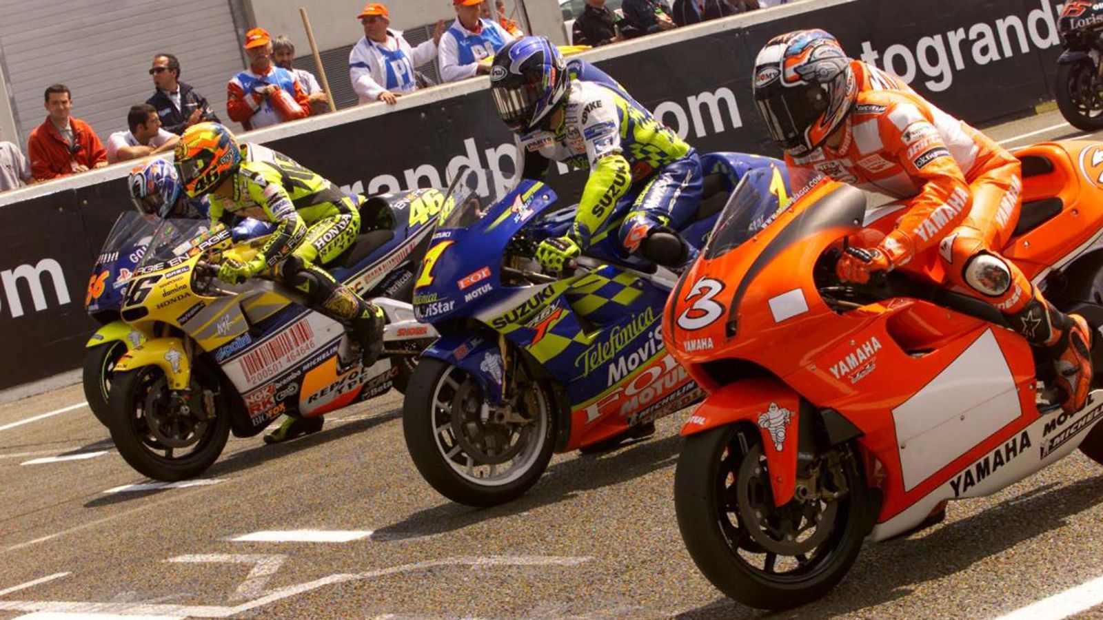 Μια φωτογραφία από την ένδοξη ιστορία των MotoGP, με τις δίχρονες μοτοσυκλέτες σε πρώτο πλάνο. 