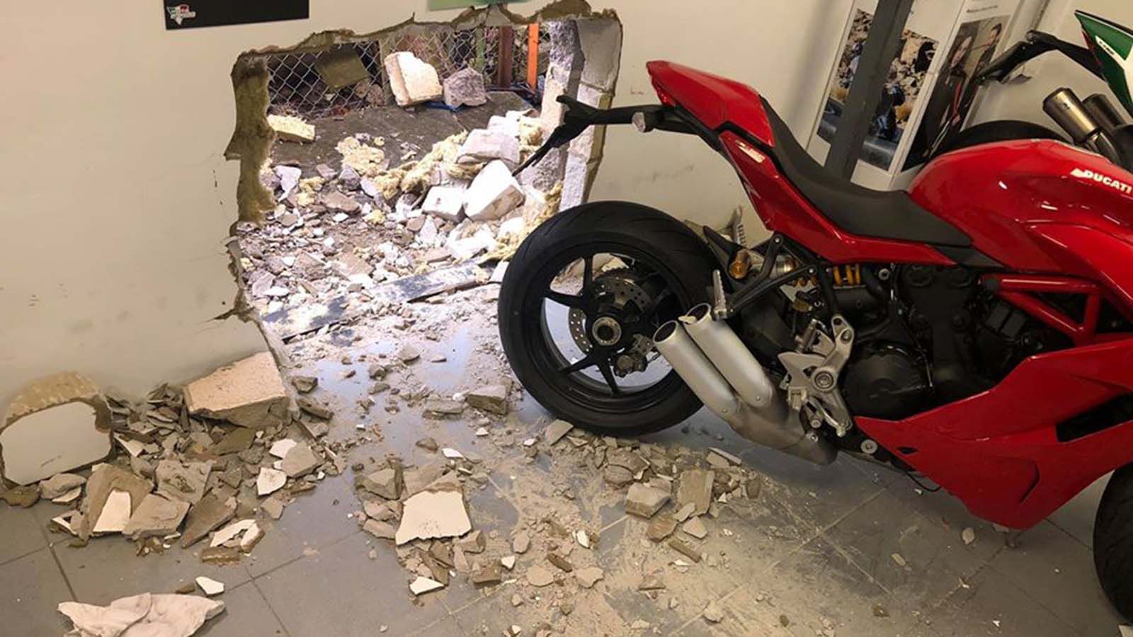 Φωτογραφία από τα...κατορθώματα των κακοποιών που έκλεψαν την Panigale V4R στo Hampshire.
