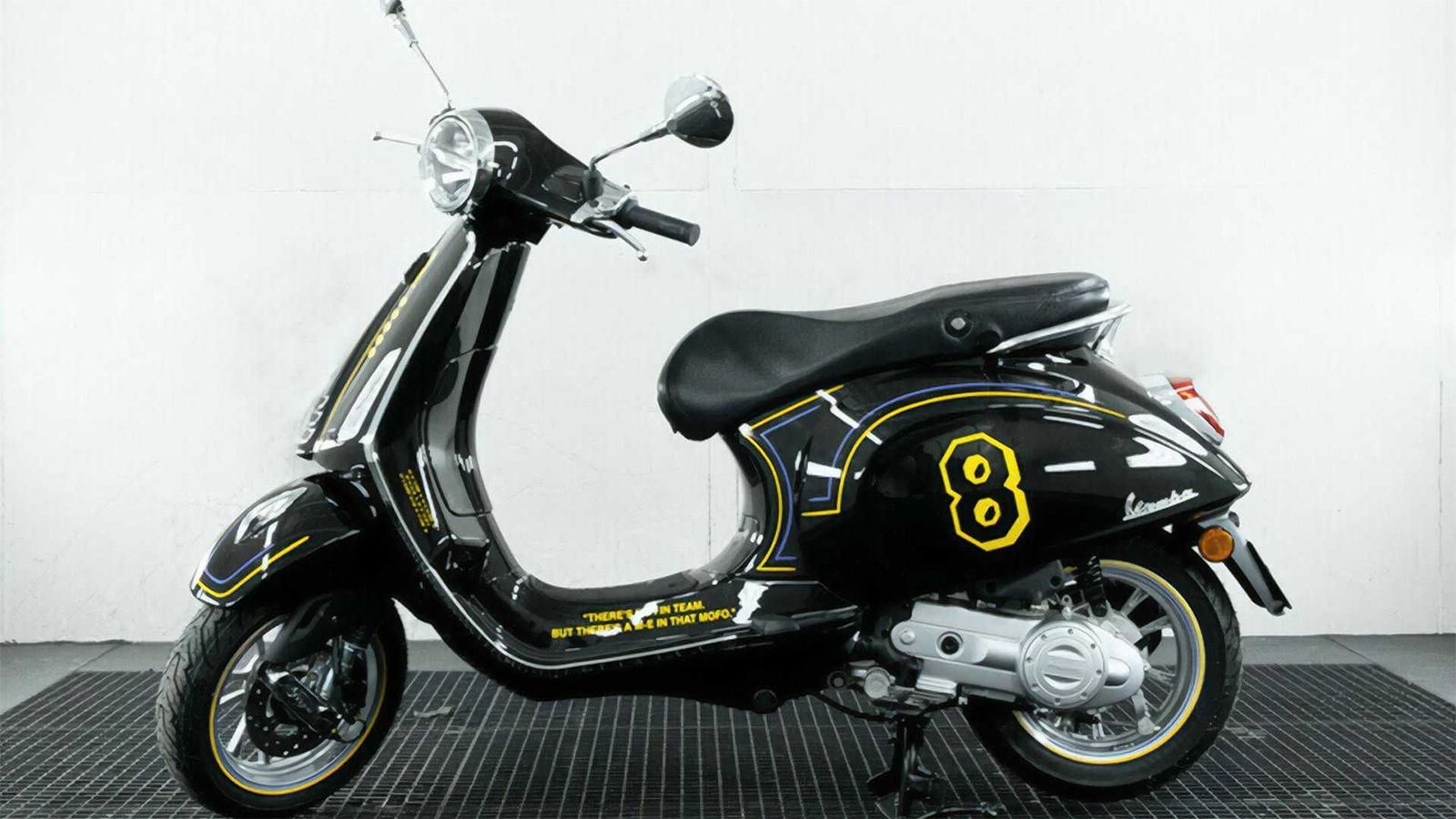 H ειδική Vespa Primavera 50 Mamba Edtion της Kickz.