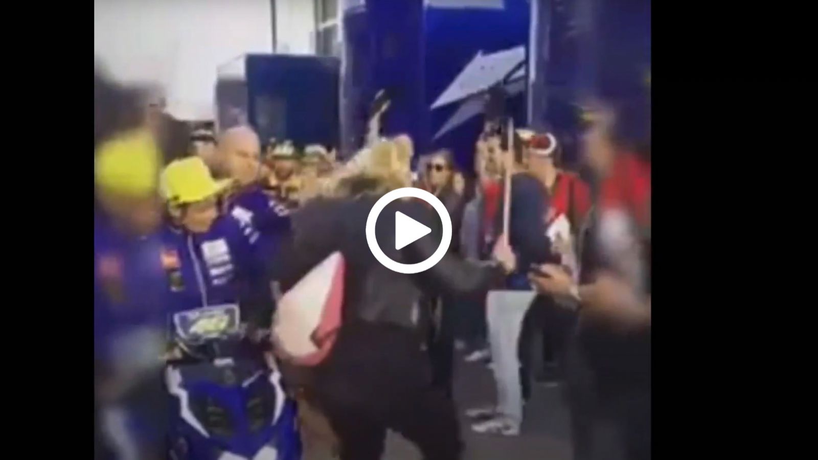 Όταν ο Rossi δίχασε «κλωτσώντας» γυναίκα οπαδό του 