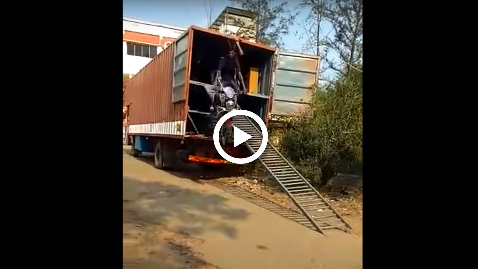 Tύπος «γκρεμίζεται» ξεφορτώνοντας μοτοσυκλέτα