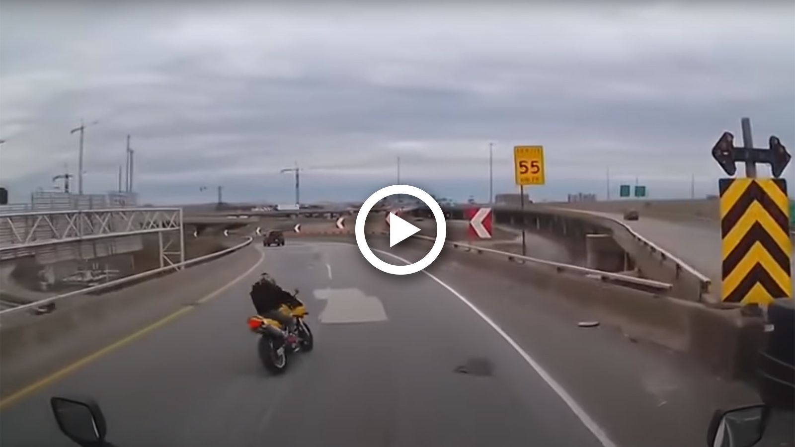 Αναβάτης «απογειώνεται» από γέφυρα