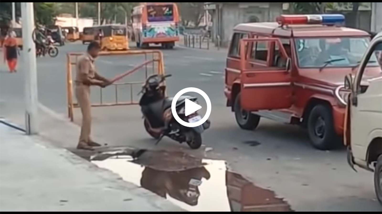 Αψυχολόγητος αστυνόμος «δέρνει» scooter