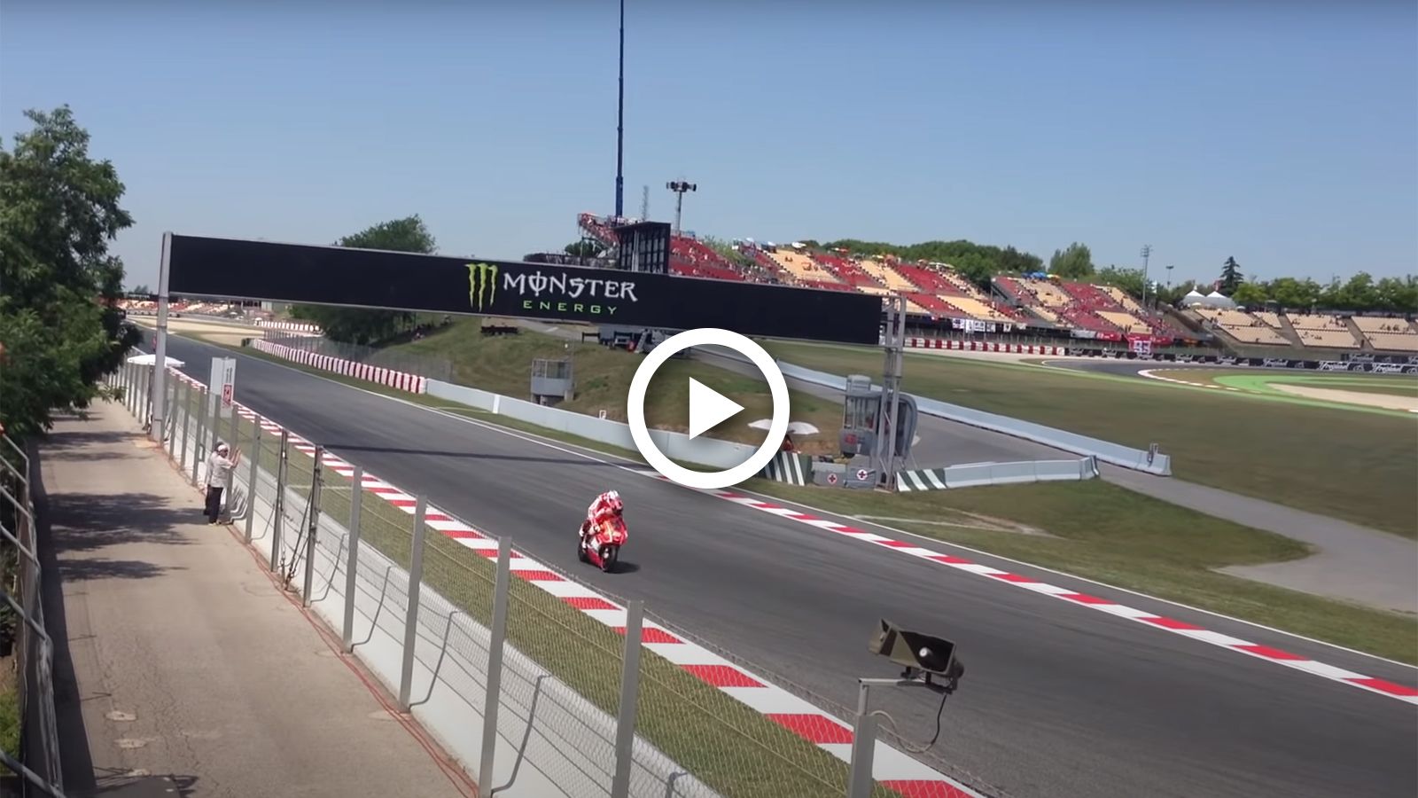 Ο Randy Mamola πέφτει στην πίστα, με συνεπιβάτη