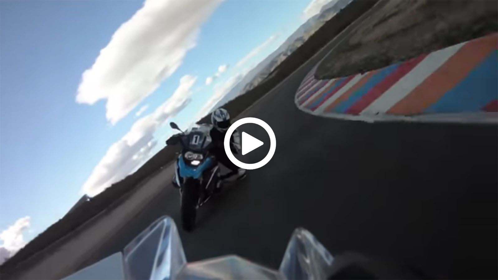 GS διδάσκει στρίψιμο σε… S1000RR!