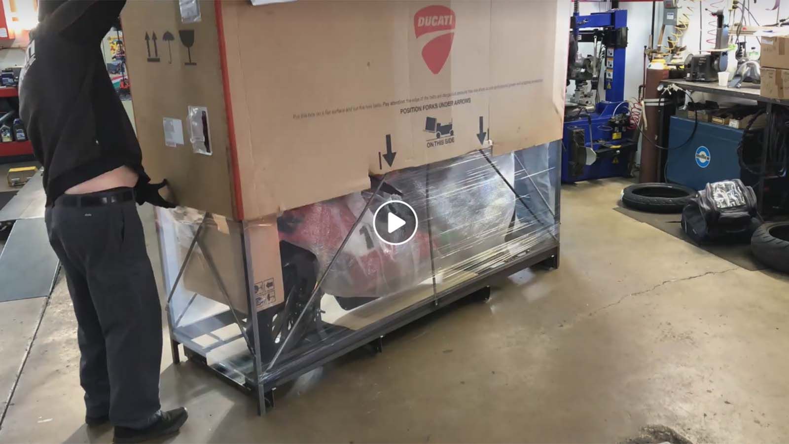 Unboxing μιας ολόφρεσκης Ducati V4 916 Edition