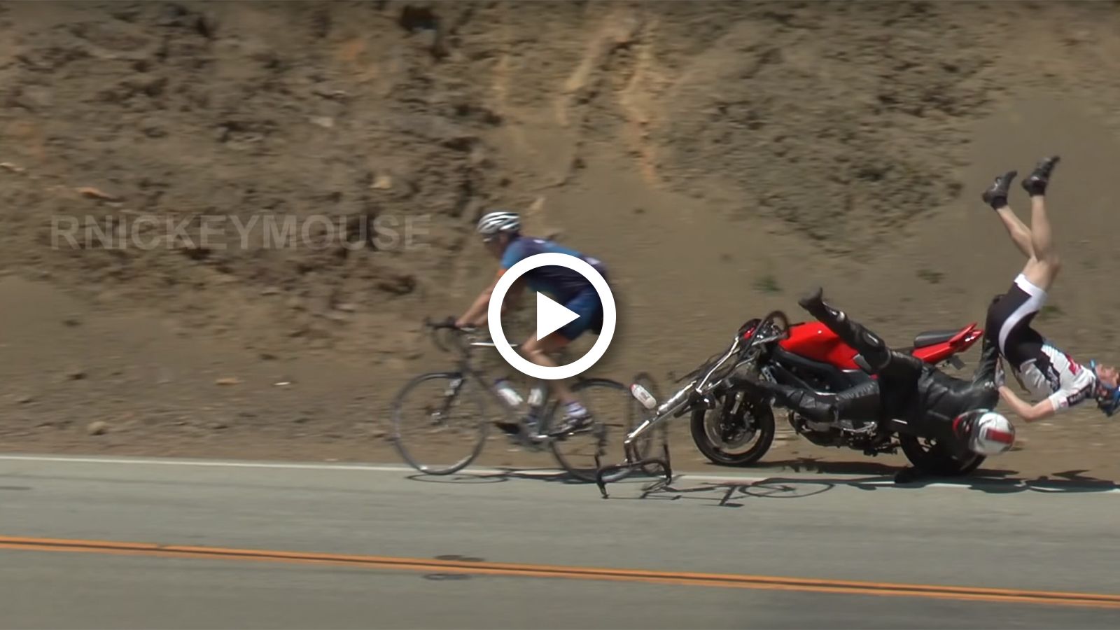 VIDEO: Αναβάτης πέφτει πάνω σε ποδηλάτες