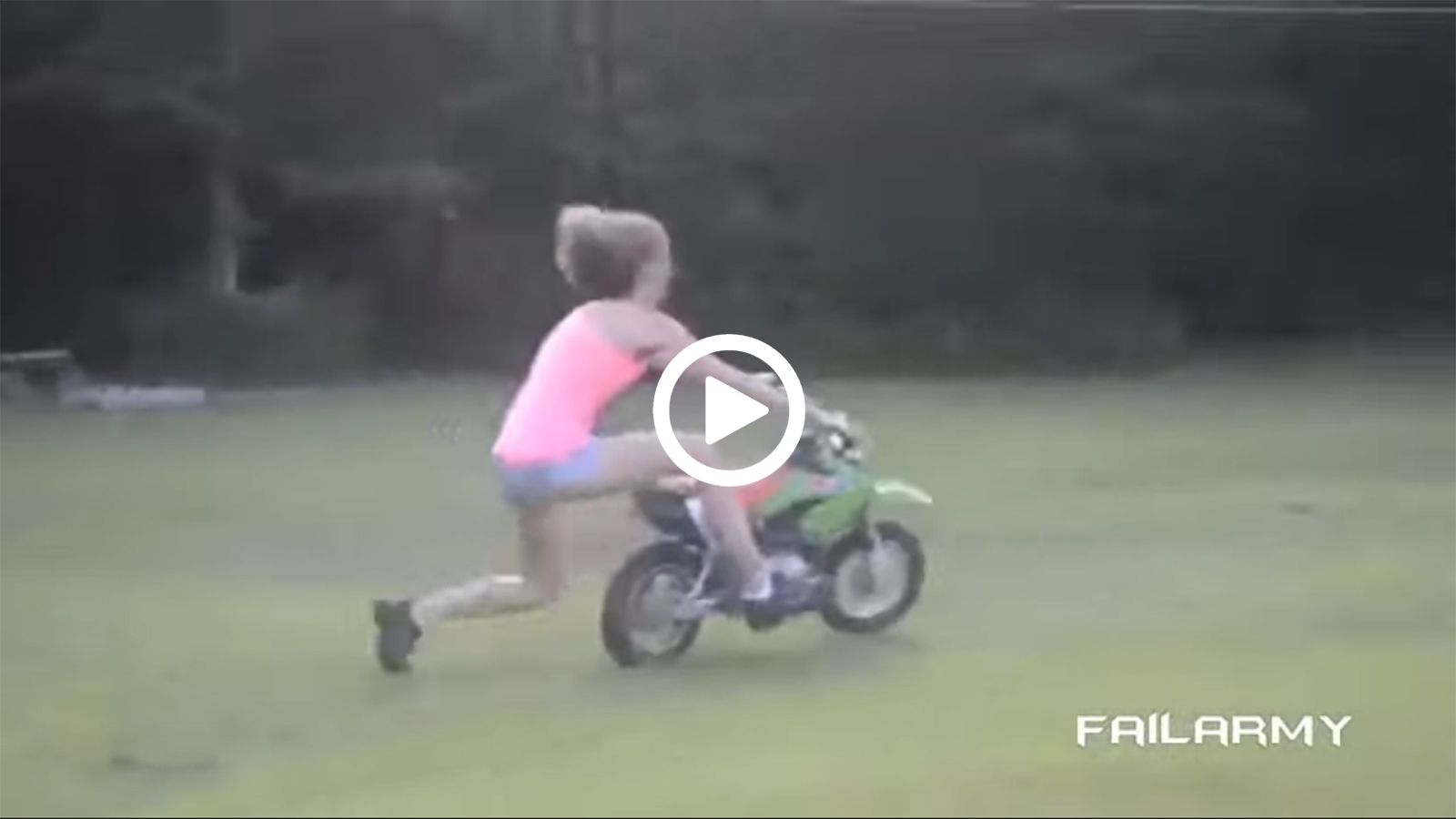 Μαμά δοκιμάζει τη minimoto του μικρού, τρώει τούμπα