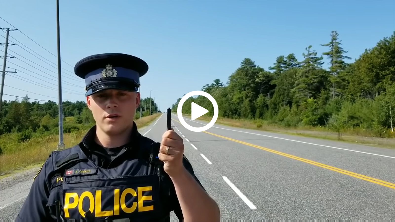 Τι κρύβει ο αστυνομικός πίσω από το στυλό; 