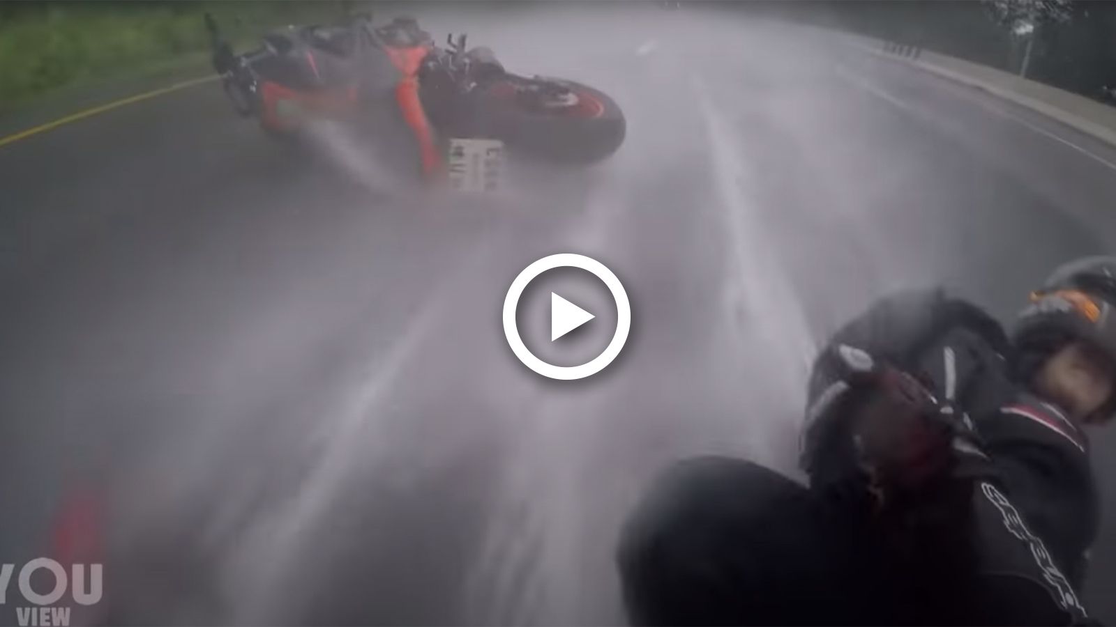 Αναβάτης «σώζει» την κοπέλα του από βαρβάτη πτώση