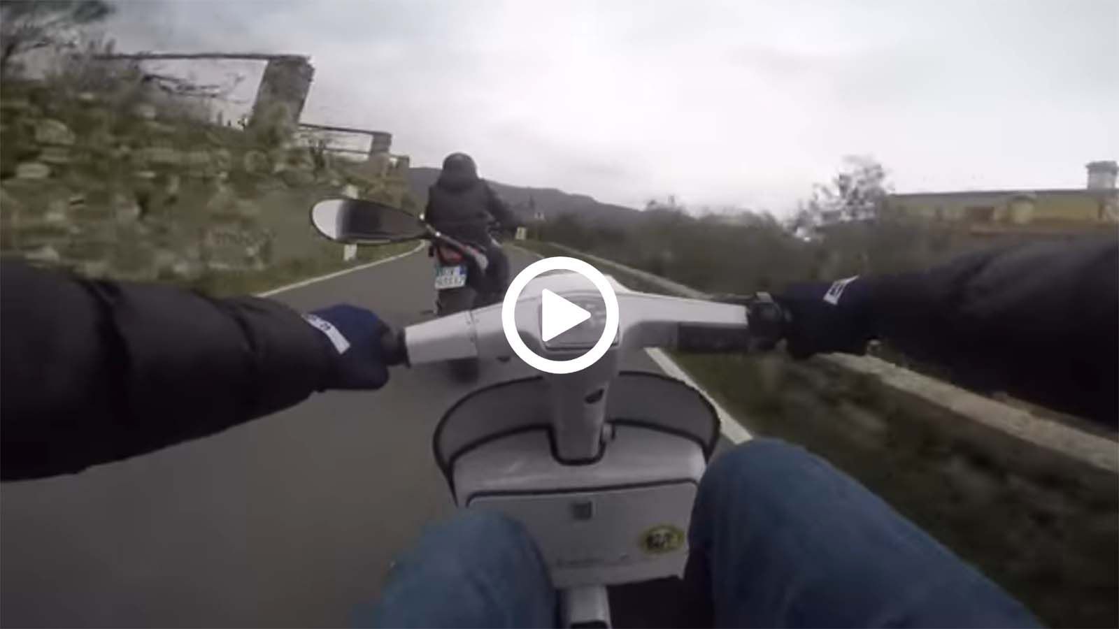 Παλιά δίχρονη Vespa «τις παίζει» με XJ6