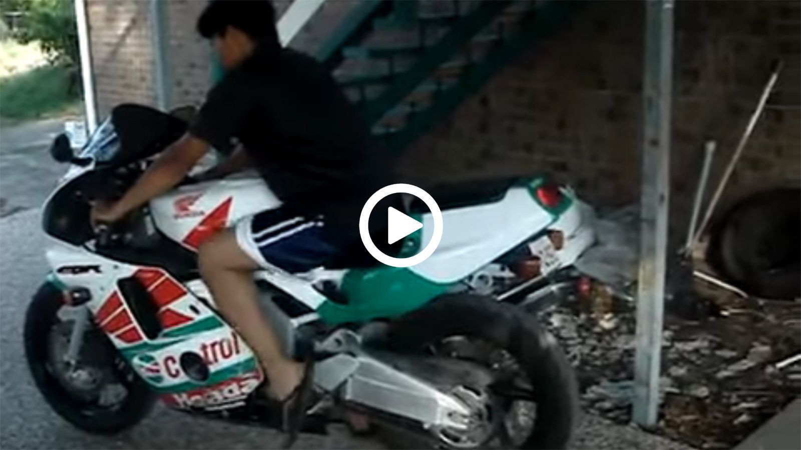 Πιτσιρικάς καταστρέφει την συλλεκτική CBR του μπαμπά