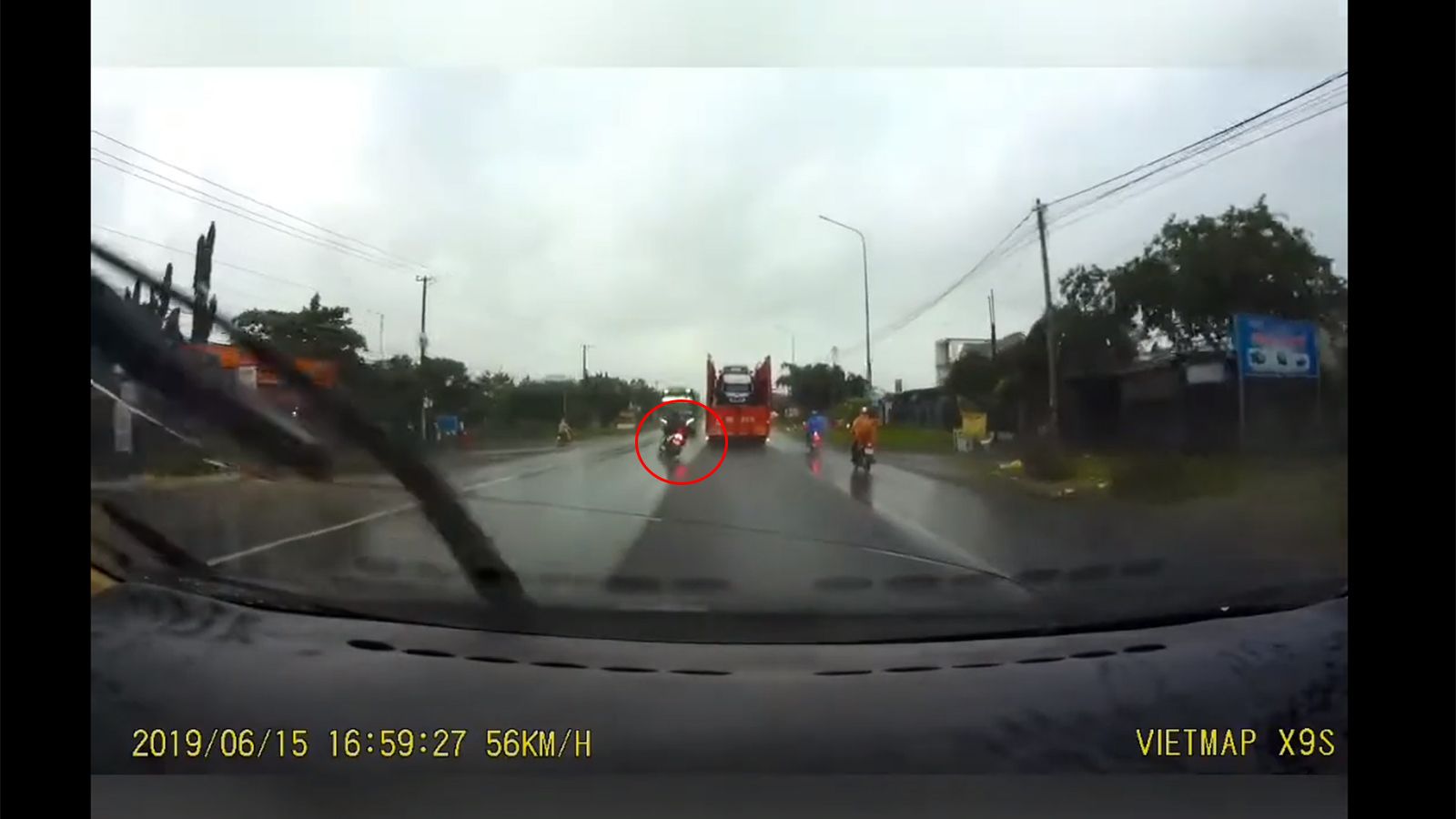 Αδιανόητη κ@$oφαρδία για αναβάτη scooter!  