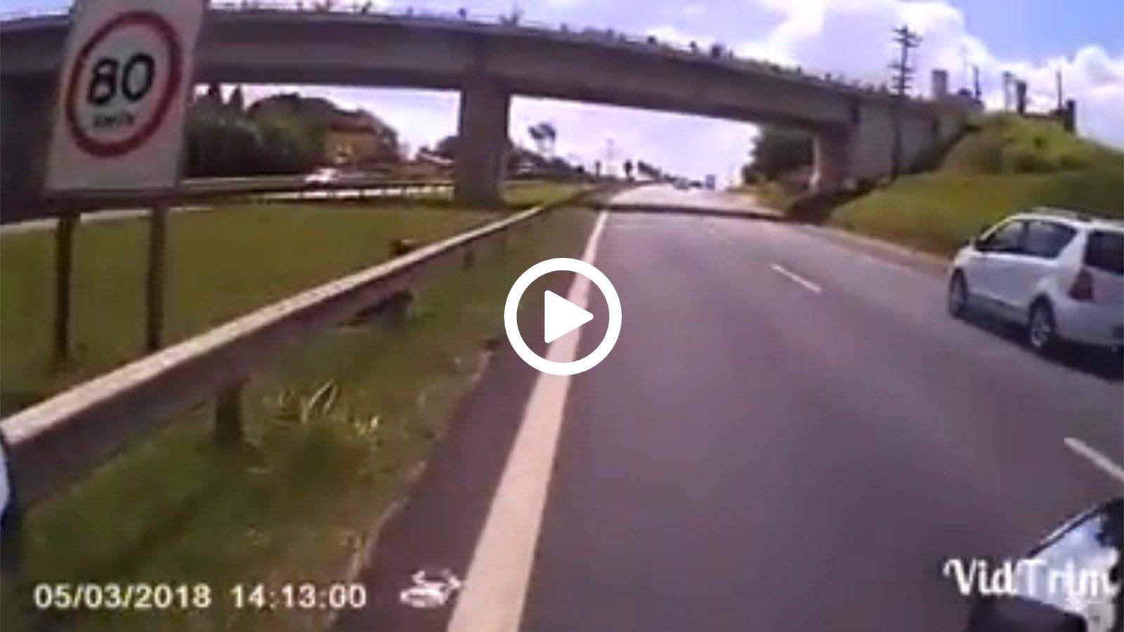 Αναβάτης καταστρέφει ραντάρ ταχύτητας