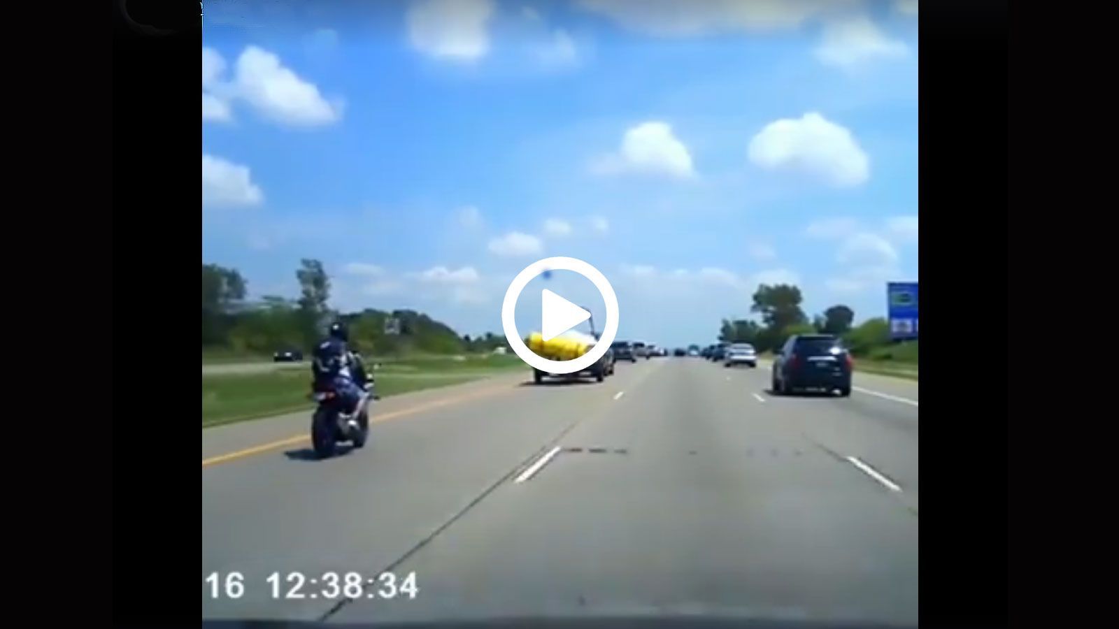 Φορτίο από προπορευόμενο αμάξι ρίχνει αναβάτη