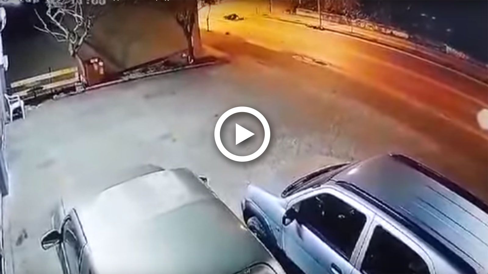 Μοτοσυκλετιστής πέφτει στο Ρέθυμνο, ο κόσμος αδιαφορεί