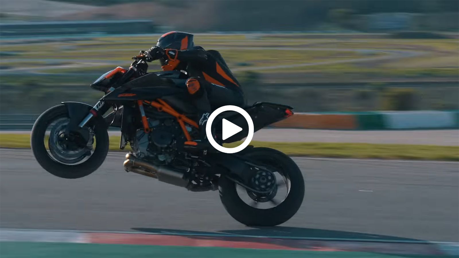 Ρέστα επιδεξιότητας με ένα KTM 1290 Superduke R