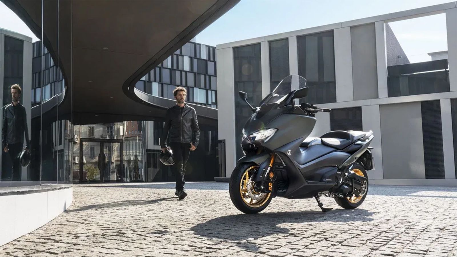 Μπορεί το Yamaha TMAX 560 (φωτό) να αποτελέσει βάση για έναν αντίπαλο του Honda X-ADV;