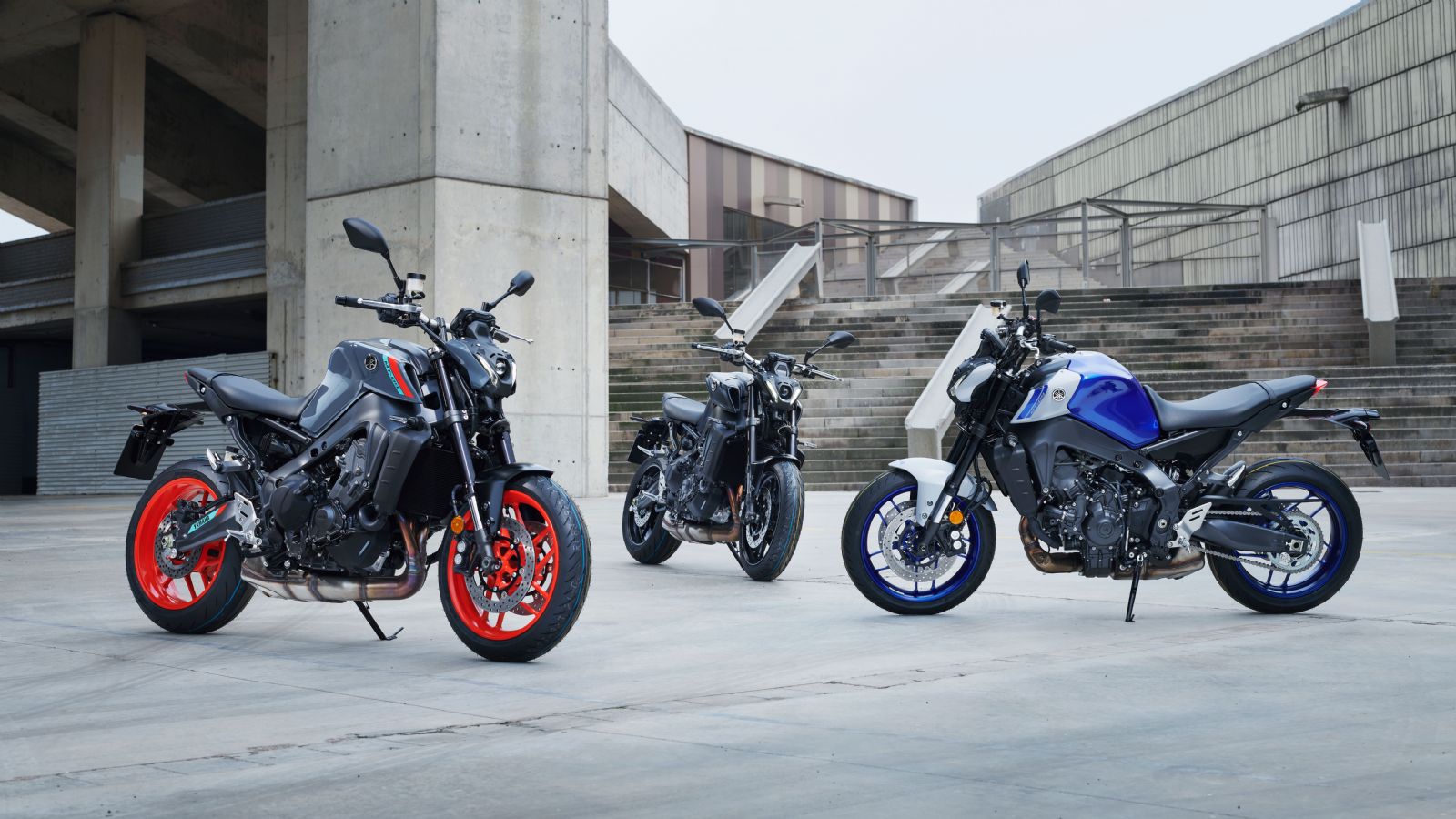 Στο κλασσικό μπλέ της Yamaha και στο ¨σκοτεινό μαύρο¨ προστέθηκε το νέο Storm Fluo συνδυάζοντας το ανθρακί με τις κόκκινες πινελιές