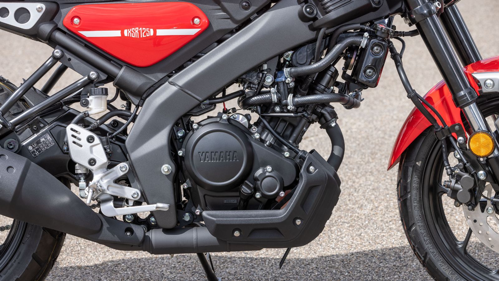 Γλυκός σε λειτουργία και ιδιαίτερα ελαστικός, ο κινητήρας αποδίδει γραμμικά τη μέγιστη επιτρεπόμενη ισχύ για το δίπλωμα Α1. 