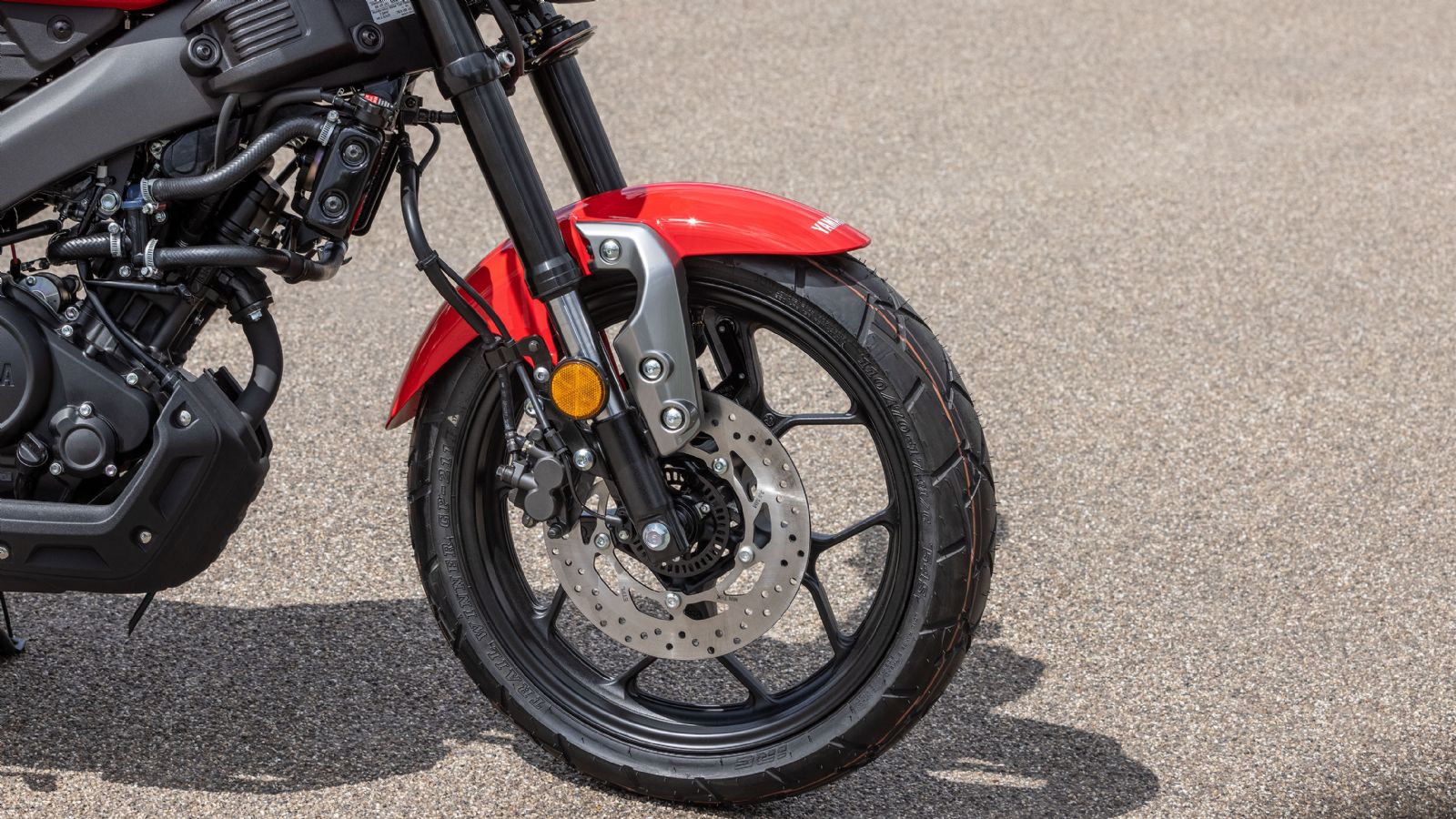 Το μπροστινό φρένο έχει σπογγώδη αίσθηση, όμως δεν υστερεί σε δύναμη. 