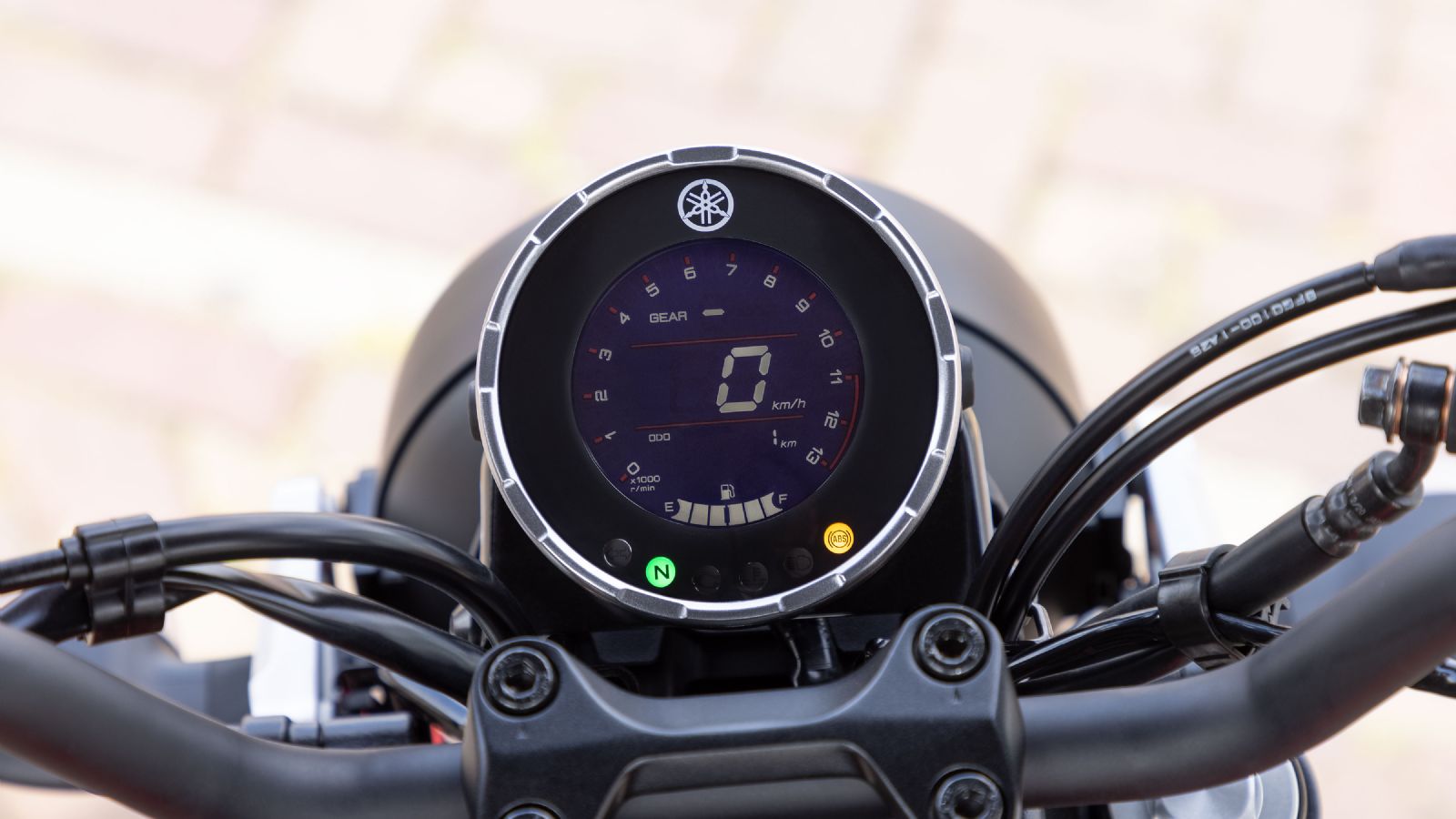 Το ψηφιακό όργανο ταιριάζει απόλυτα στη σχεδίαση της μοτοσυκλέτας παρέχοντας κάθε πληροφορία που θα χρειαστείς. Μοναδικό του μειονέκτημα, οι αντανακλά