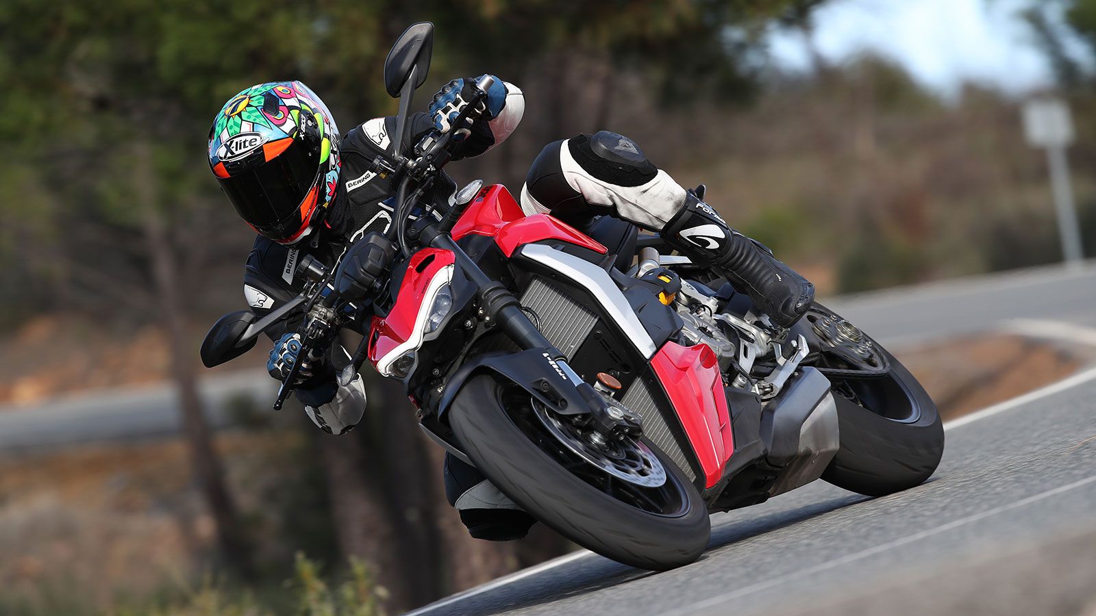 Σε δρόμο με συνεχείς στροφές, η Streetfighter V2 ήταν εξίσου απολαυστική με την πίστα