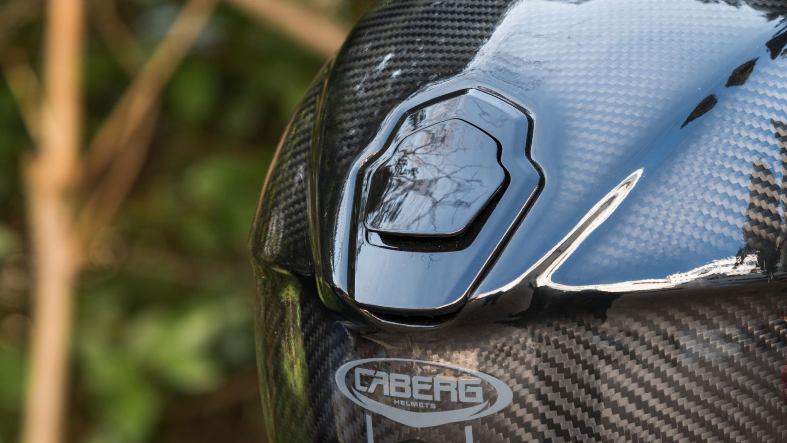 Ο πίσω αεραγωγός εκτελεί χρέη μικρής αεροτομής.