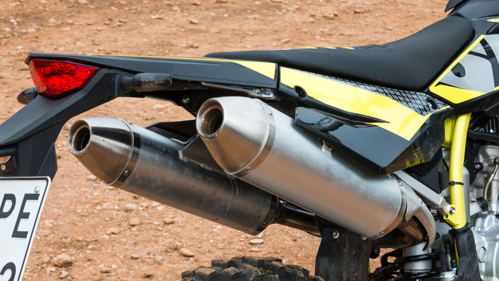 Στο πίσω μέρος ξεχωρίζουν τα διπλά τελικά της εξάτμισης