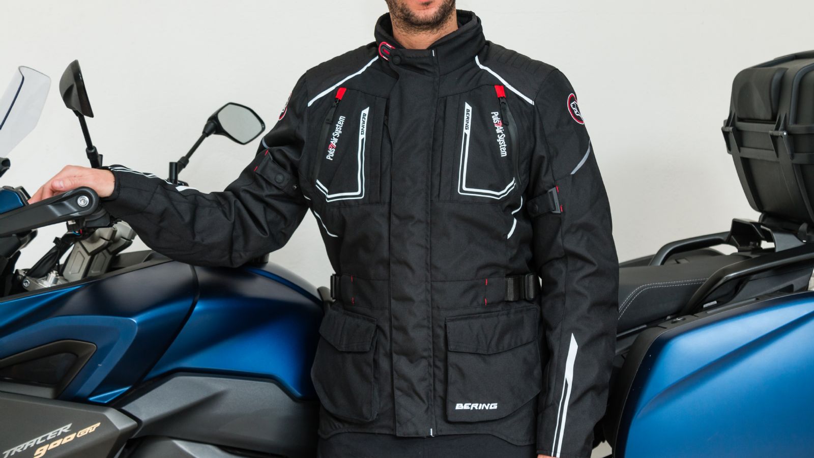 Η γραμμή του είναι κανονική (Regular Fit), όπως αρμόζει σε ένα τουριστικό μπουφάν που καλείται να προσφέρει άνεση για πολύ ώρα.