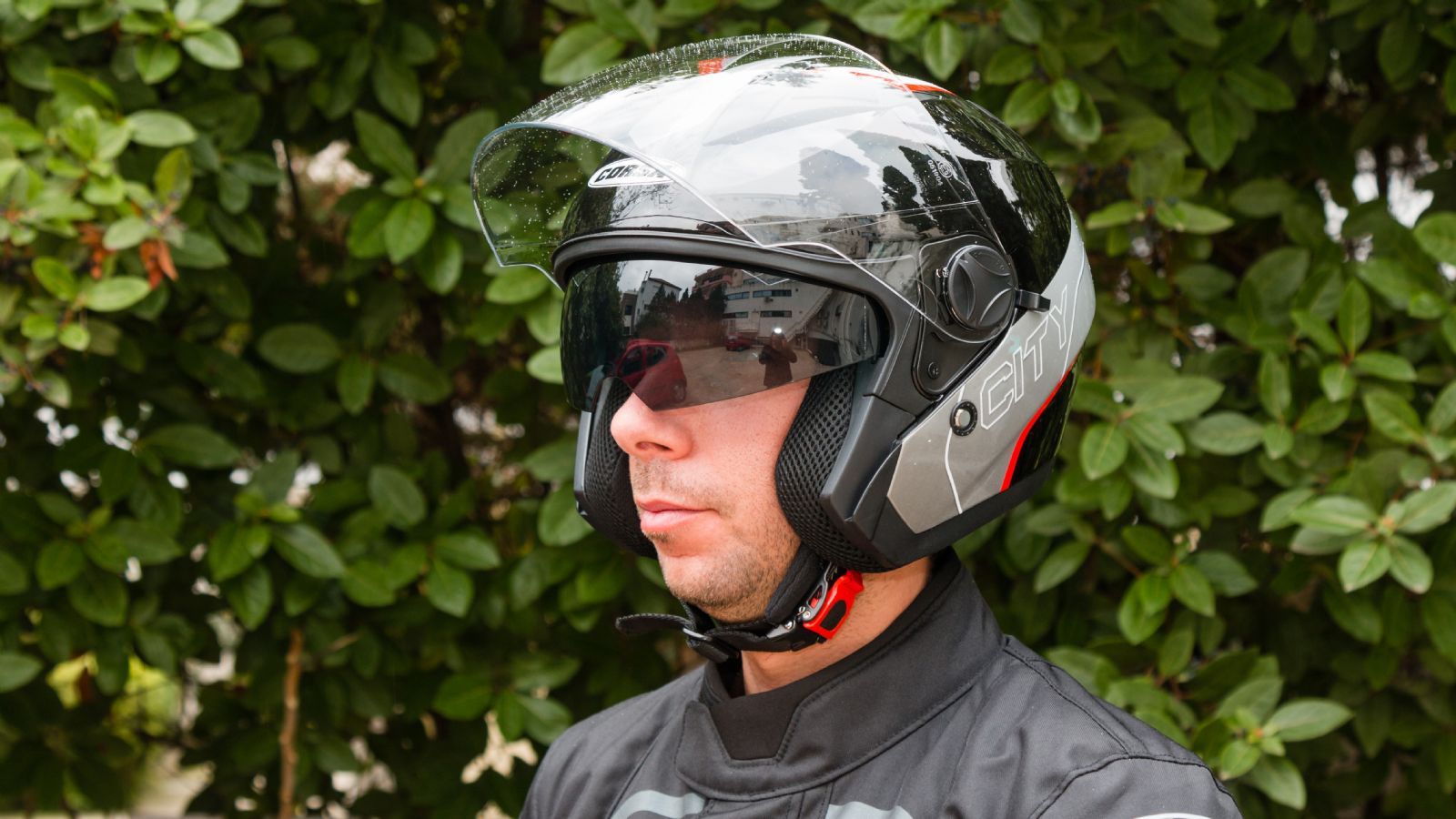 Το σχήμα του είναι όμορφο και αεροδυναμικό με το πίσω μέρος να στενεύει και να χαμηλώνει όπως βλέπουμε στα σπορ κράνη.