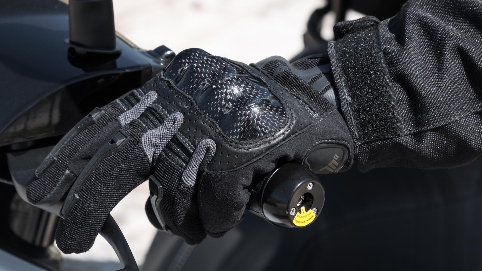 Το carbon look προστατευτικό δίνει μια σπορ νότα στα γάντια.