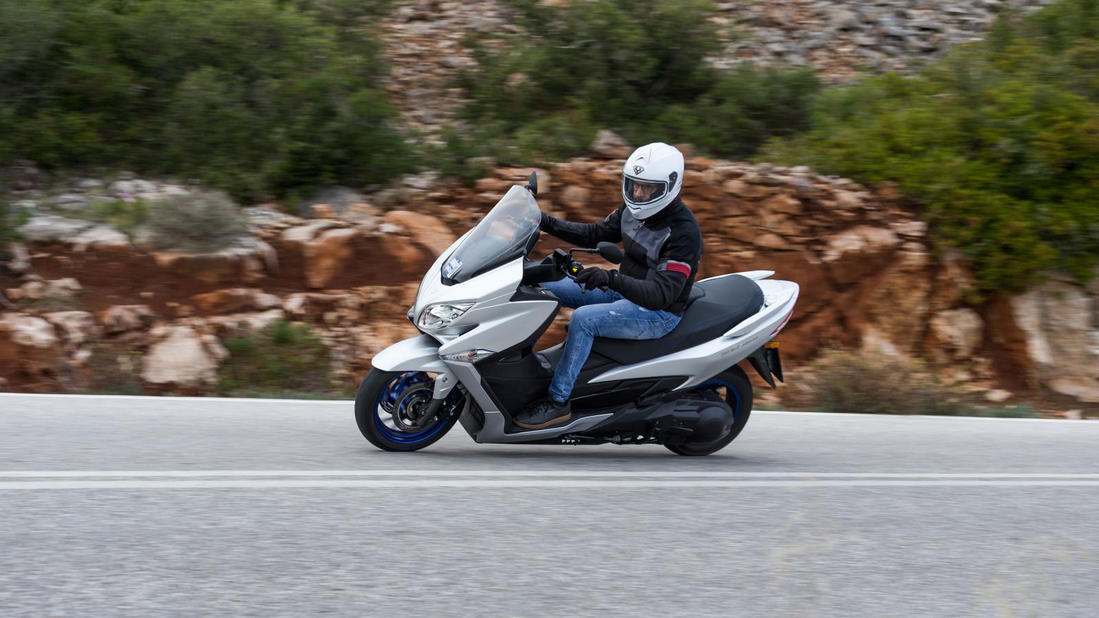 Mega συγκριτικό: 10 μεσαία GT scooter