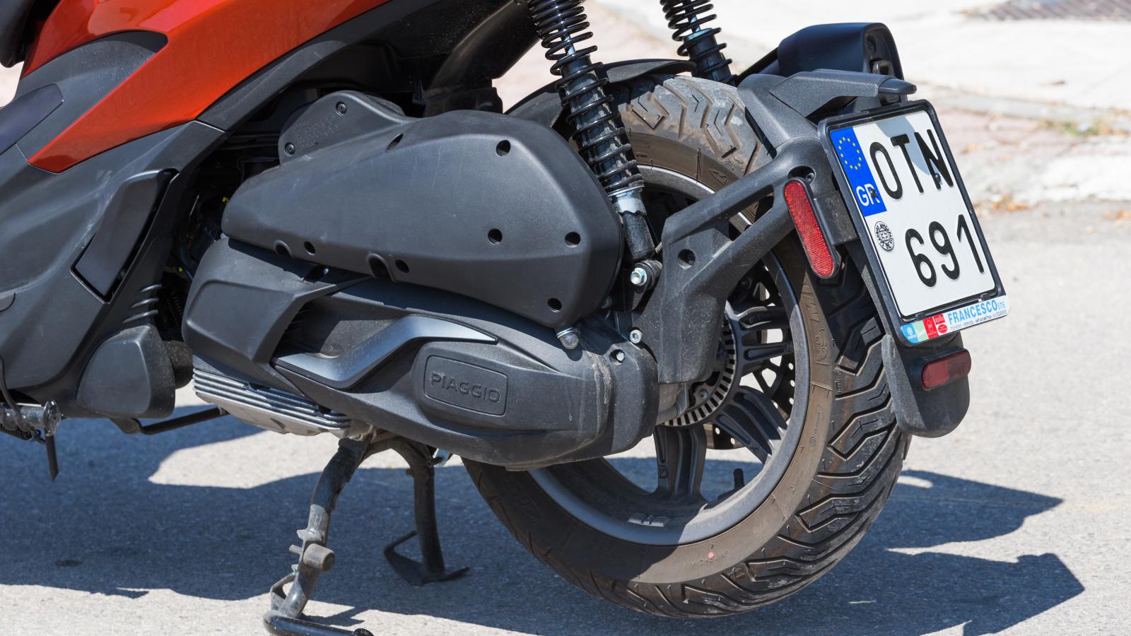 O μονοκύλινδρος κινητήρας των 300 κυβικών αποδίδει 25,8 ίππους στις 8.000 στροφές και 2,7 kgm ροπής στις 6.250 στροφές. Αυτό μεταφράζετε σε αύξηση 23%